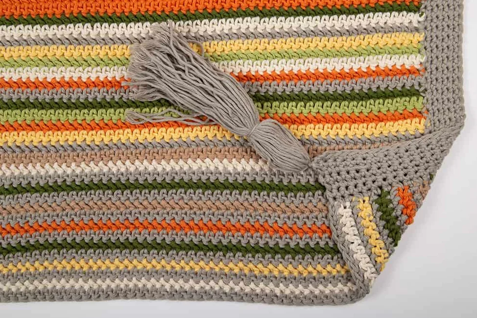 Free crochet blanket pattern Hannah Cross happy herringbone blanket. Easy beginner crochet pattern